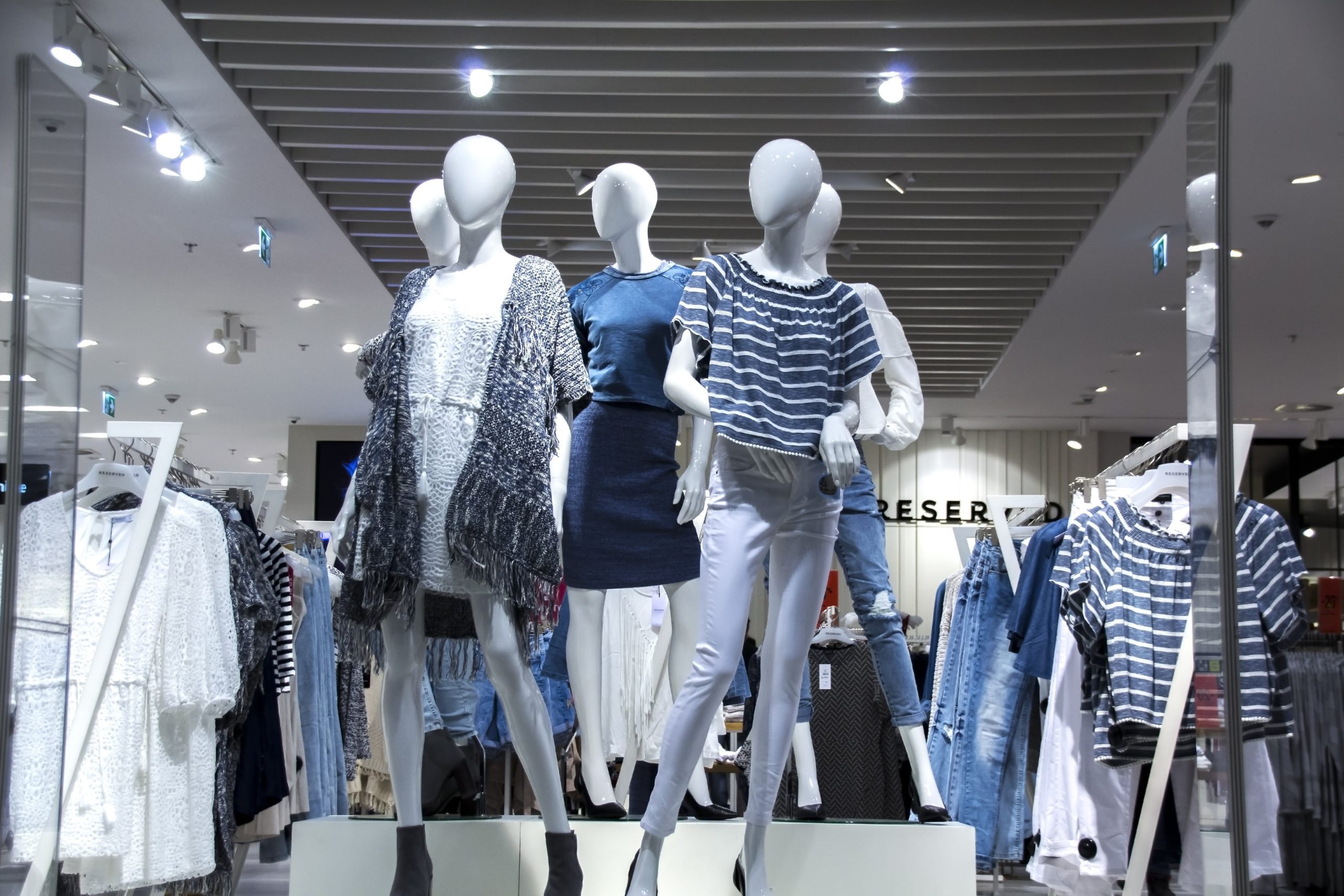shopping mall shop windows fashionable clothes feminine weakness d3412447ed02d7d6ced9f3780bd9002a scaled